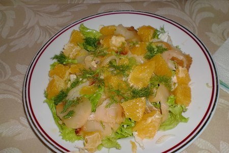 Фото к рецепту: Салат с апельсинами, фенхелем и копченым палтусом