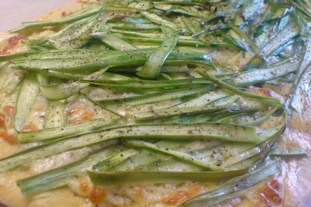 Фото к рецепту: Открытый пирог-пицца с зелёной спаржей и сырами///салат из зелёной спаржи,помидорок-черри и брынзы