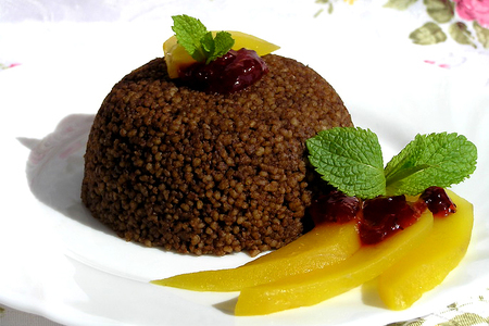 Фото к рецепту: Шоколадный кускус с теплым манго и мятой. (обретение легкости: тест-драйв)
