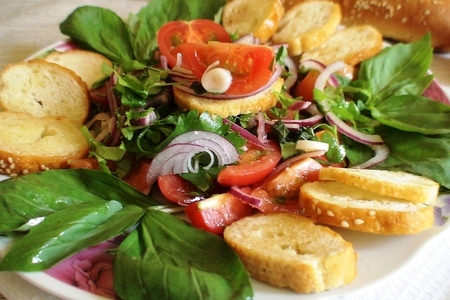 Фото к рецепту: Салат из помидоров с багетом