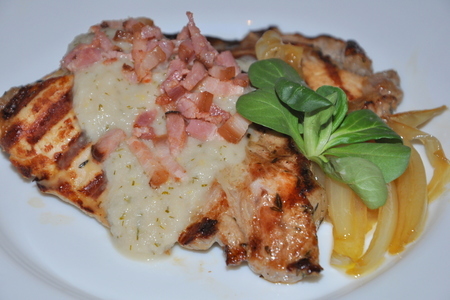 Фото к рецепту: Свинина на сковороде-гриль с соусом из айвы