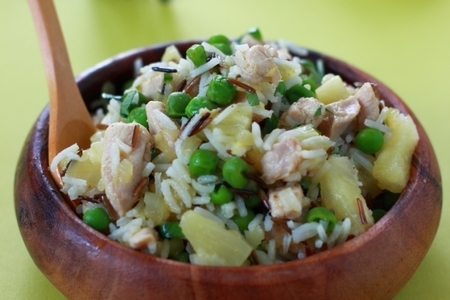 Фото к рецепту: Рисовый салат с курицей, ананасами, карри и имбирем