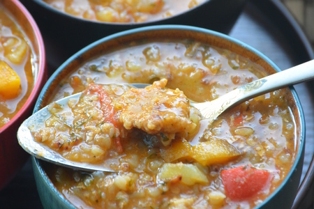 Фото к рецепту: Суп с гречневой крупой и печеночными клецками