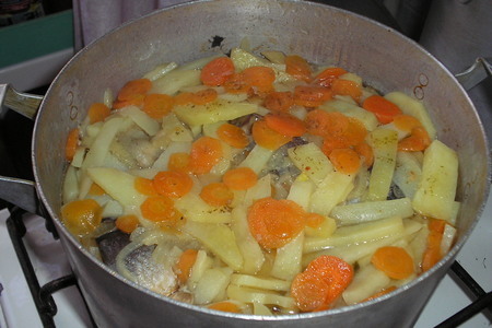 Фото к рецепту: Сельдь свежая, тушеная с овощами