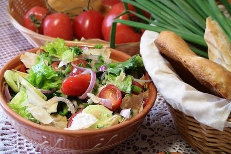Фото к рецепту: Деревенский салат с чипсами.