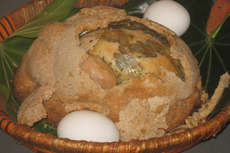 Фото к рецепту: "яйцо динозавра" (цыпленок в соленом тесте)