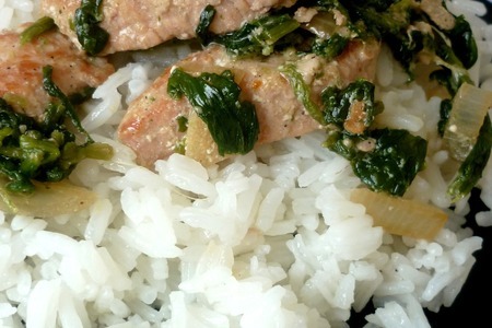 Фото к рецепту: Свинина в шпинатном соусе с рисом