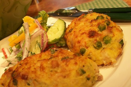 Фото к рецепту: Рыбные котлеты с сыром и картофелем