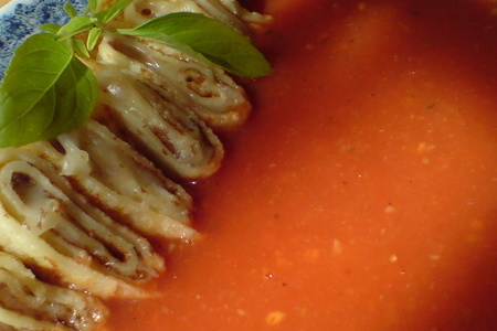 Фото к рецепту: Крем-суп томатный с блинными шашлычками