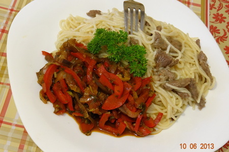 Фото к рецепту: Спагетти говяжьи с овощной приправой (вкусный ужин — быстро в мульте !!!)