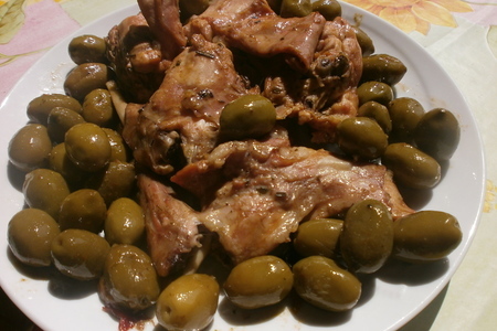 Фото к рецепту: Кролик, тушенный в вине " марсала" с оливками