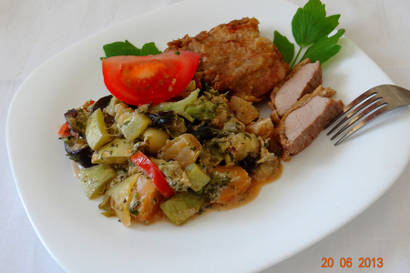 Фото к рецепту: Свининка в орехово-яичной панировке с овощным рагу-ассорти (ужин за 30 минут в мульте)