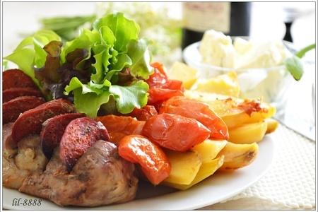 Фото к рецепту: Филе миньон с чоризо, овощами и  и шалфеевым маслом