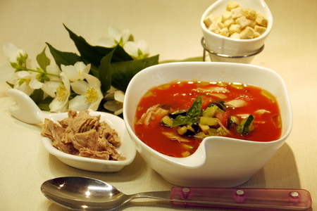 Фото к рецепту: Холодный томатно-овощной суп с тунцом „вкусное лето“