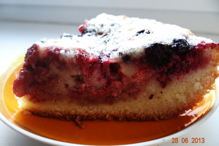 Фото к рецепту: Пирог с лесными ягодами в мультиварке