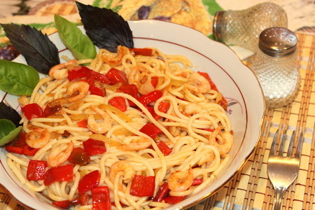 Фото к рецепту: Спагетти с криветками и болгарским перцем (фм "ужин за 150 рублей")