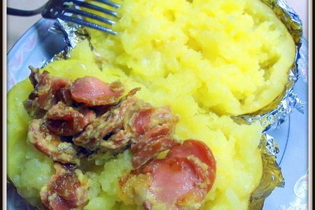 Картофель печёный, с горчичными сосисками.