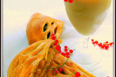 Фото к рецепту: Фраппе «эспрессо» и кофейные булочки с яблочно-ягодной начинкой.