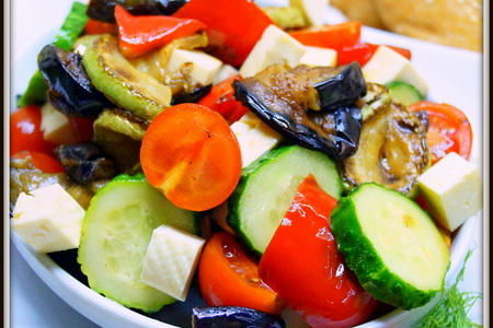 Фото к рецепту: Овощной салат с брынзой и пикантной заправкой.