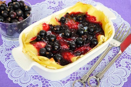 Фото к рецепту: Десертная лазанья с творогом и черной смородиной.