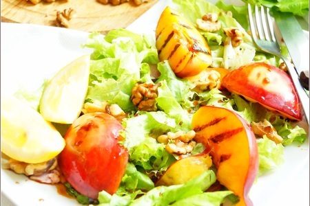 Фото к рецепту: Салат с карамелизованными нектаринами.