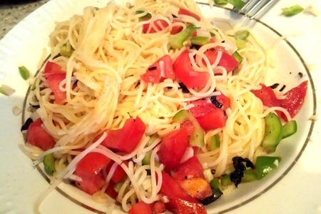 Фото к рецепту: Теплый салат с спагетти и овощами