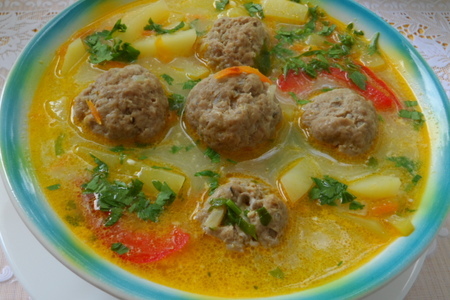 Фото к рецепту: Овощной суп с тефтелями // тефтели с сюрпризом