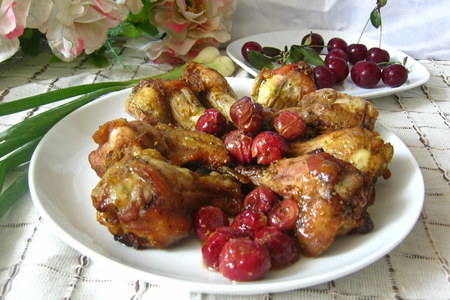 Фото к рецепту: Куриные крылышки запеченные с вишней