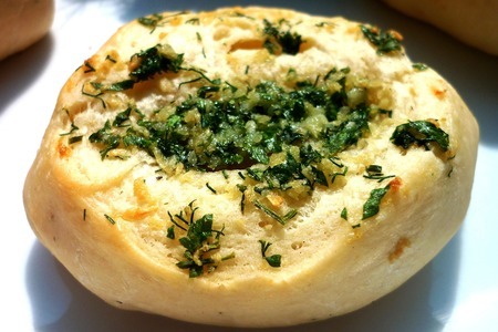 Фото к рецепту: Чесночная булочка -garlic buns