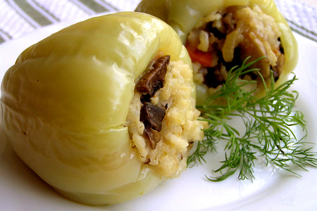 Фото к рецепту: Перец, фаршированный рисом и грибами (на пару)