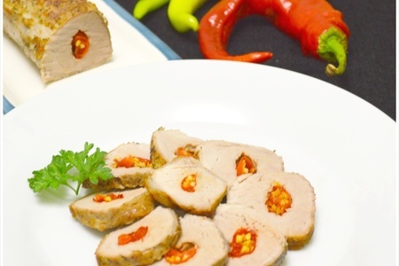 Фото к рецепту: Свиная вырезка фаршированная маринованным острым перцем
