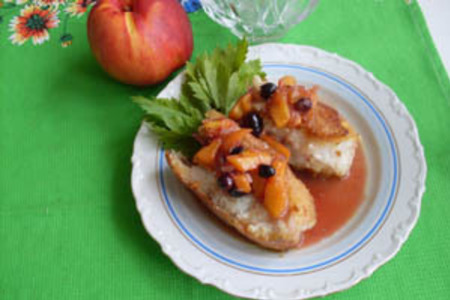 Фото к рецепту: Морской окунь с персиковым чатни