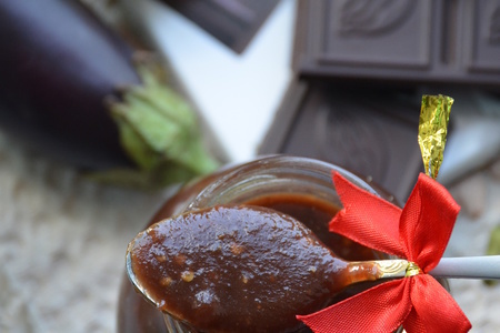 Фото к рецепту: Конфитюр из баклажанов с имбирем и шоколадом