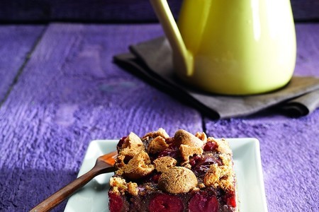 Фото к рецепту: Шоколадно-кремовый пирог с вишней