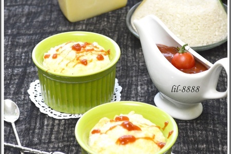 Фото к рецепту: Рисовое суфле с пармезаном и томатным соусом.