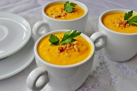 Фото к рецепту: Морковно-сливочный суп-пюре с карри и ананасами