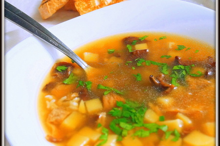 Фото к рецепту: Лёгкий грибной суп с рисом и зеленью