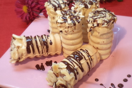 Фото к рецепту: Трубочки вафельные "жасмин и три шоколада" с орешками