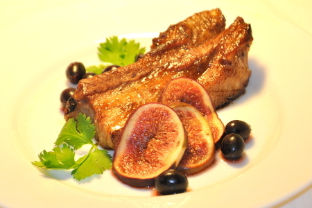 Фото к рецепту: Свиные ребра с пряным инжиром и виноградом