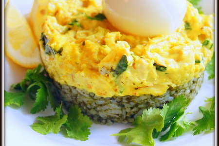 Зелёный рис с соусом карри и яйцом всмятку.