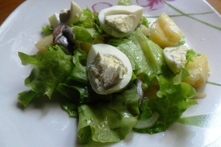 Фото к рецепту: Пряный салат с килькой