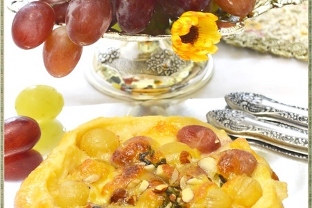 Фото к рецепту: Мини-пироги с виноградом и моцареллой.