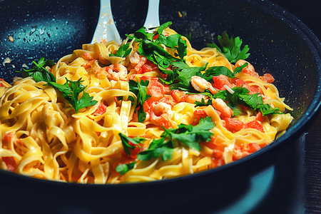 Фото к рецепту: Тальятелле с простым сладким томатным соусом и креветками 