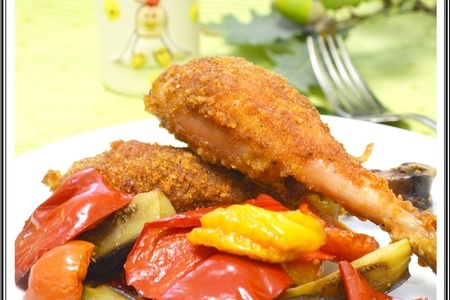 Курица в хлебных крошках со специями, с запеченными овощами.