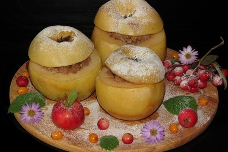 Фото к рецепту: Айва, фаршированная орехами с мёдом запечённая в мультиварке (тест - драйв)