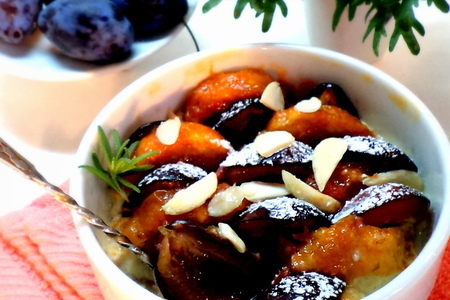 Фото к рецепту: Шарлотка "дары осени" со сливами и абрикосовым конфитюром от darbo!
