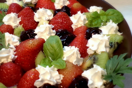 Фото к рецепту: Легкий десерт с фруктами, ягодами, сливками и конфитюром  darbo! 