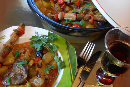Фото к рецепту: Индюшачьи сердечки с фасолью и осенними овощами (свежими и маринованными) в тажине