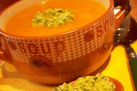 Фото к рецепту: Морковный суп с имбирем и кунжутным песто