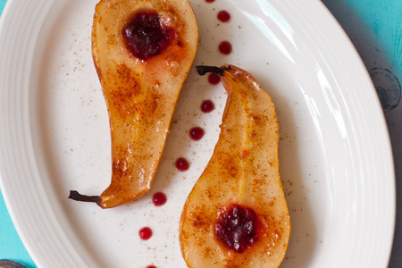 Фото к рецепту: Теплые груши с медом, корицей и ягодным конфитюром